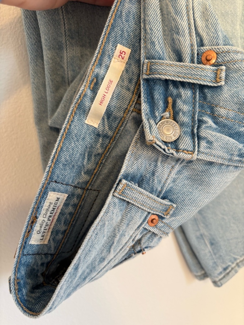 Levi's High Loose Jeans - Picture 2 of 5